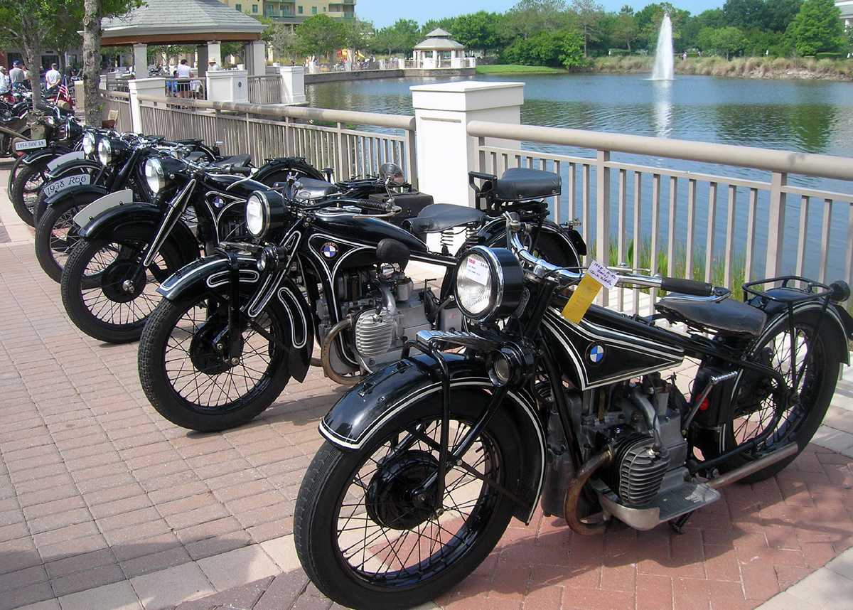 DSCN9123.jpg - Jack Wells Came Over From Lake City With a Bevy of Old Beemers.