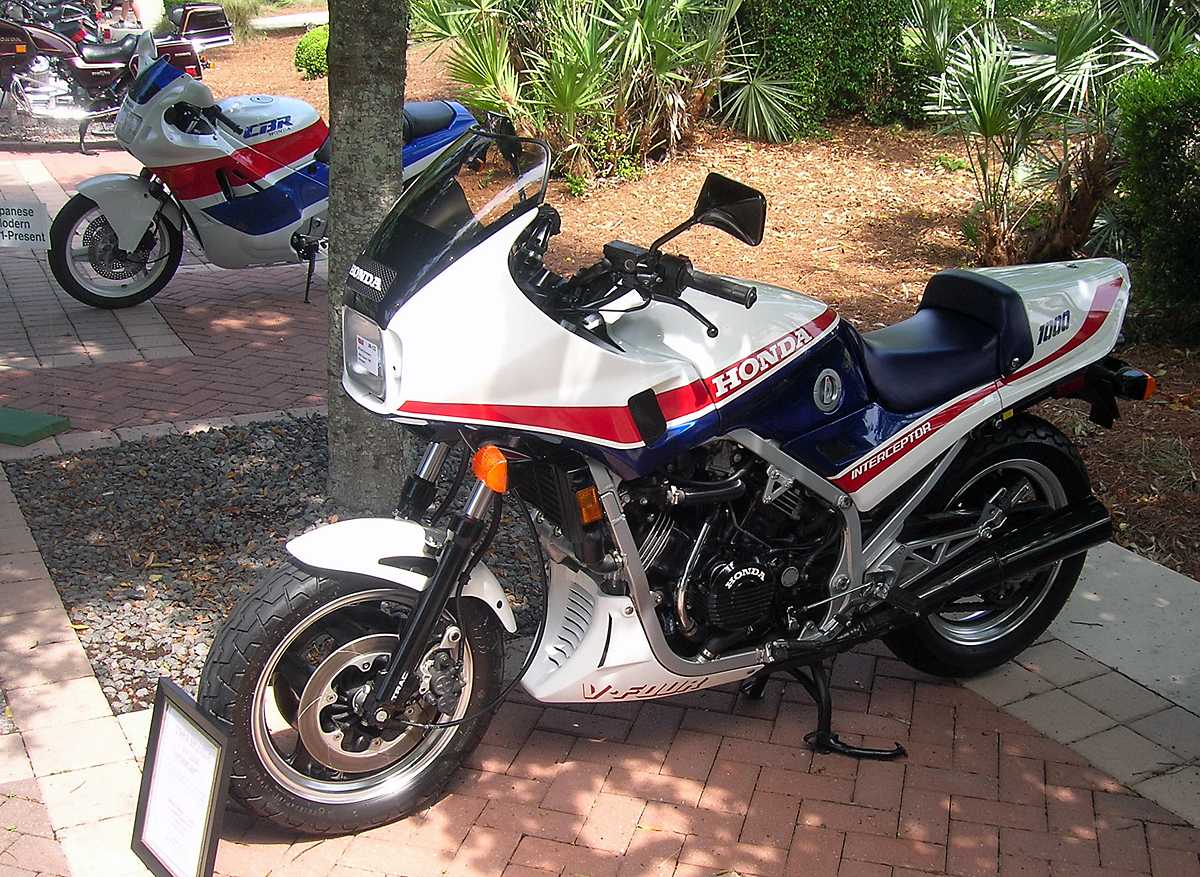 DSCN9175.jpg - A Pair of Landmark Hondas, the First Interceptor and the First CBR600.