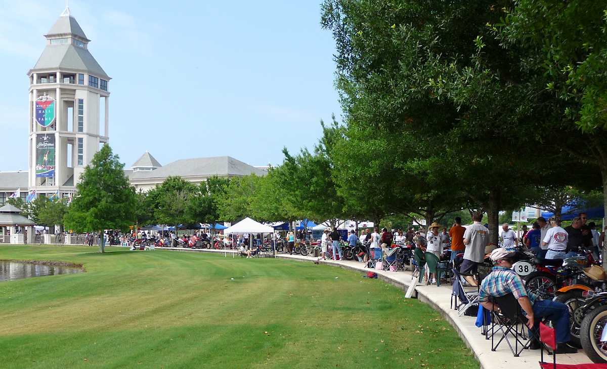 P1000154.jpg - The Weather Cleared and the Crowds Arrived.