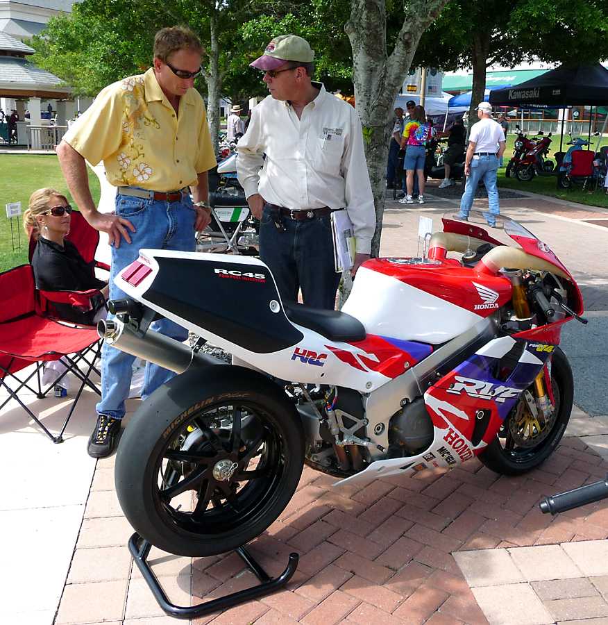 P1000169.jpg - Ed Borowy's 1994 Honda RC45 Won the Coveted Chairman's Award.