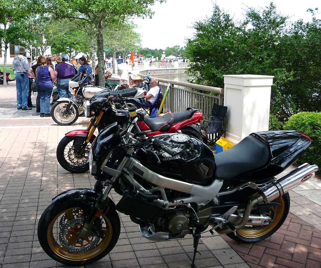 P1000187.jpg - Japanese Specials, Honda SuperHawk Streetfighter Up Front.