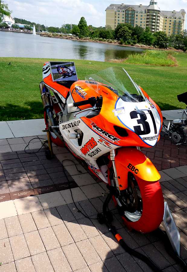 P1000268.jpg - Ex Team Hooters GSX-R Ready to Go, Right Down to theTire Warmers.