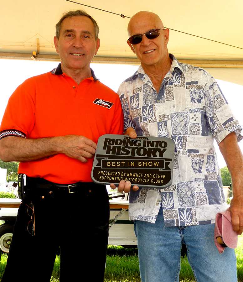 P1000317.jpg - Mert Lawwill Pesents Best in Show to Jim Thomas.