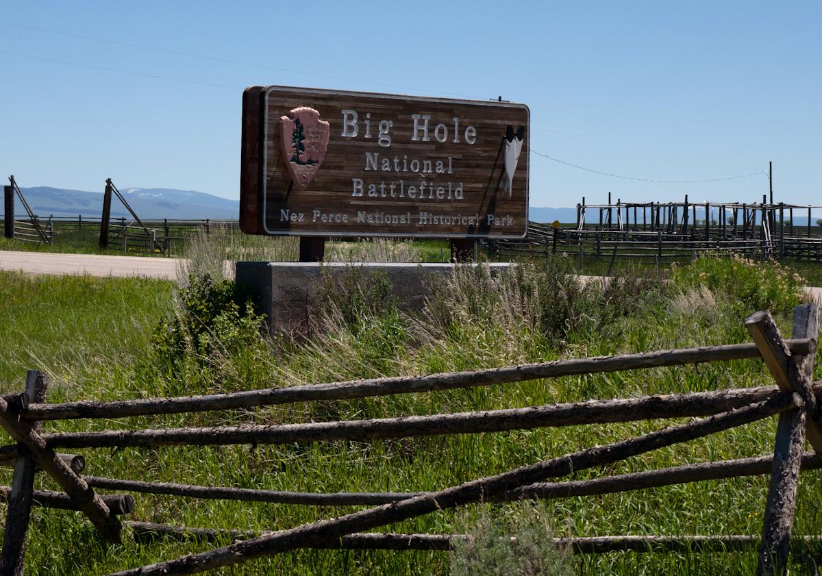 P1010546.jpg - There's not much at Big Hole. The visitor center is in a garage. But I got the stamp.