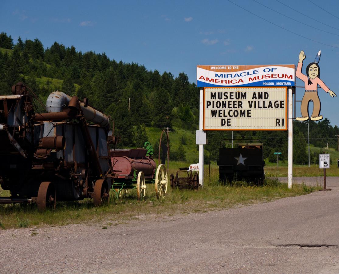 P1010557.jpg - Northern Montana, a quite strange, and apparemtly defunct, museum full of oddities.