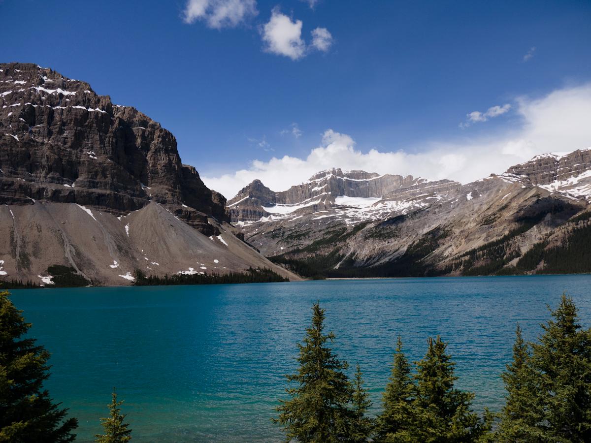 P1010610.jpg - A bit further up the Icefield Parkway is Bow Lake.
