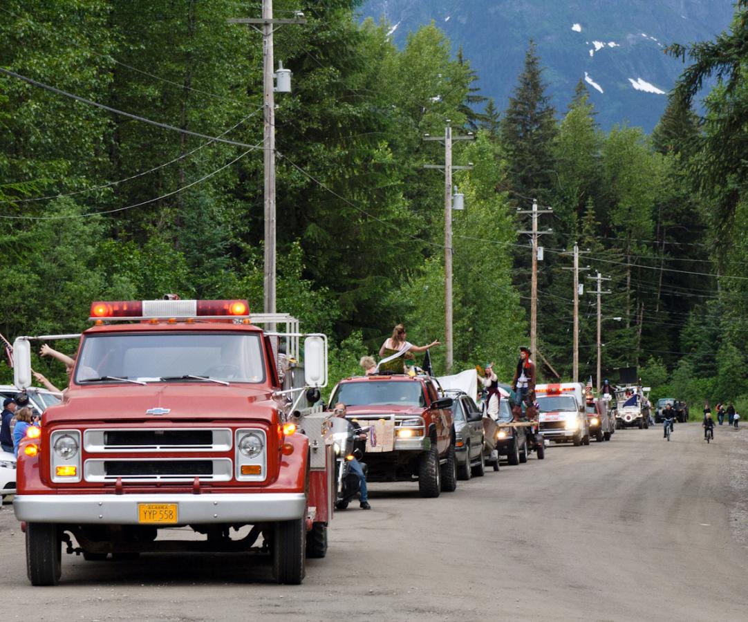 P1010696.jpg - It's parade time. Here they come!