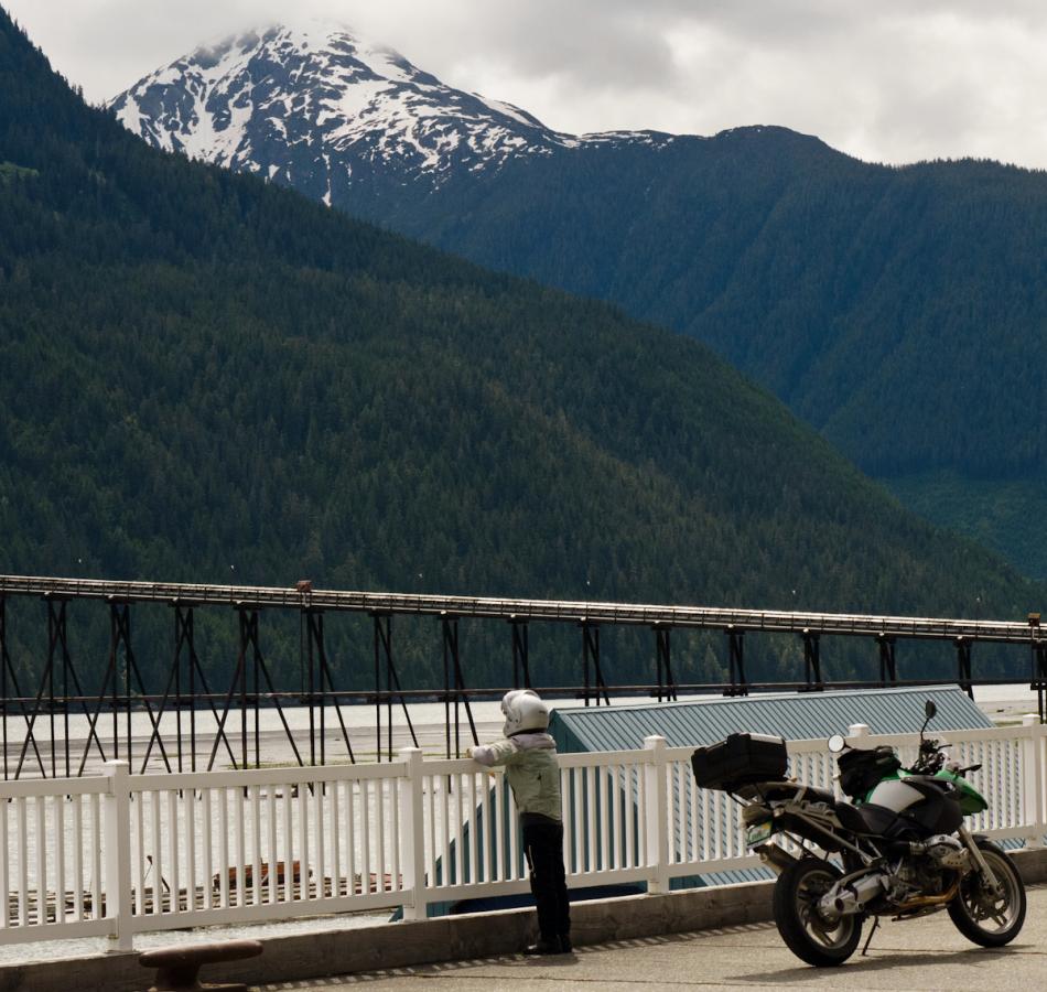 P1010746.jpg - Hyder is located on Portland Canal, a fjord off the Pacific. There is a yacht club and a small commercial port as well as a fishing fleet.