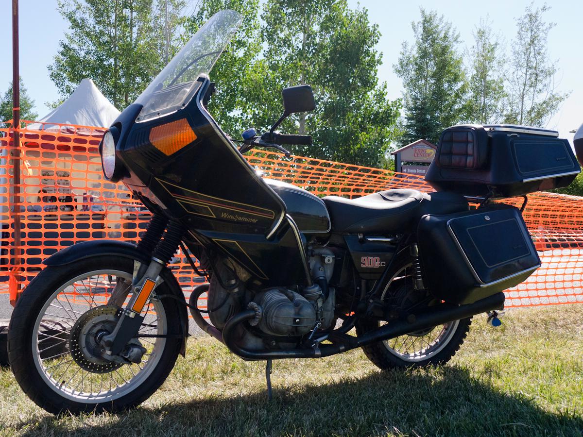 P1020015.jpg - A blast from the past. An R90/6 with the full Vetter touring kit right out of the seventies and still hard at work.