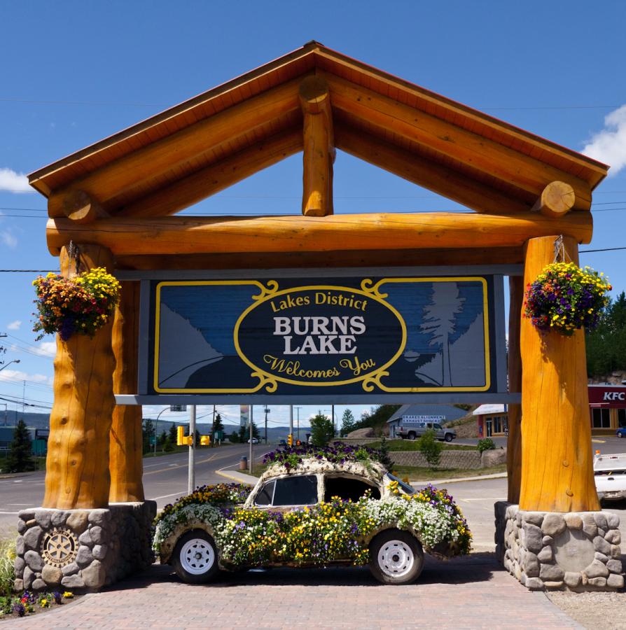 P1010774.jpg - Many towns in Alberta and British Columbia have elaborate welcome signs, this was our favorite.