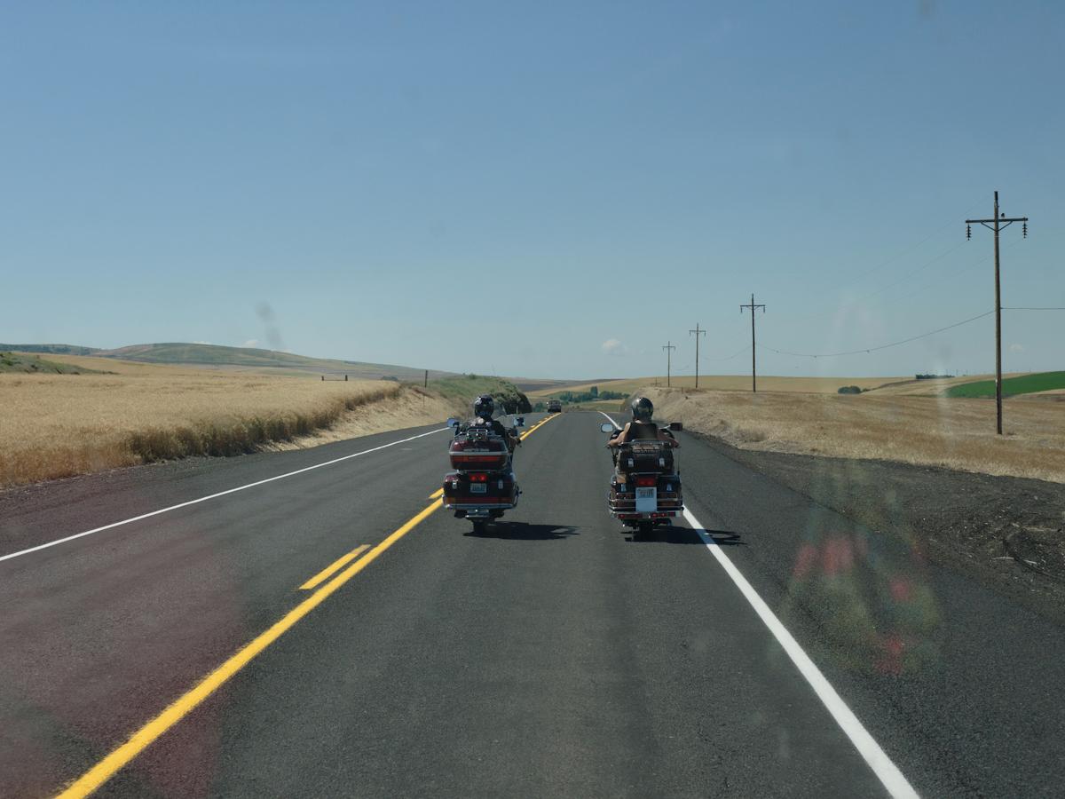 P1010896.jpg - Two pair of Darwin Award nominees. Passengers chatting with each other for miles at 50 mph.