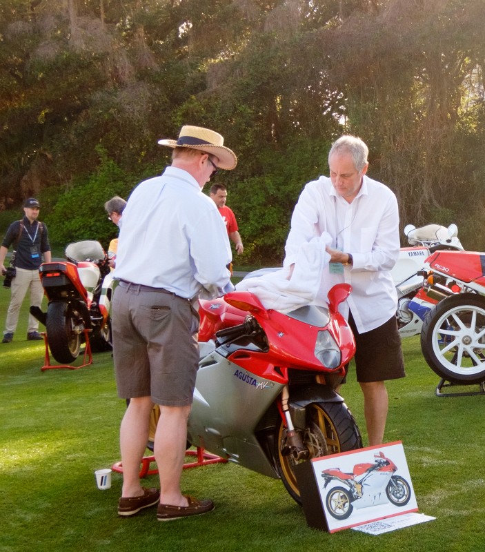 DSCF1076.jpg - WIPING OFF THE DEW FROM THE MV AGUSTA F4 ORO, WINNER OF THE WIND IN YOUR FACE AWARD.