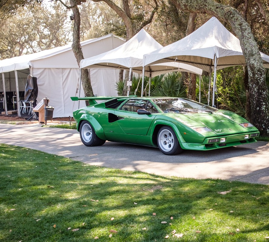 MEGS3391.jpg - NICE COLOR, BUT HARDLY TRADITIONAL FOR A LAMBO.
