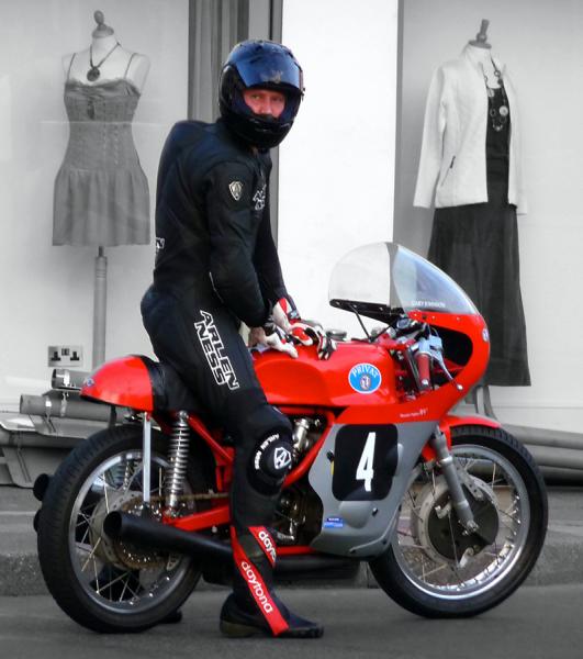 P1010661.JPG - MV Agusta triple GP waiting for a red flag to clear.