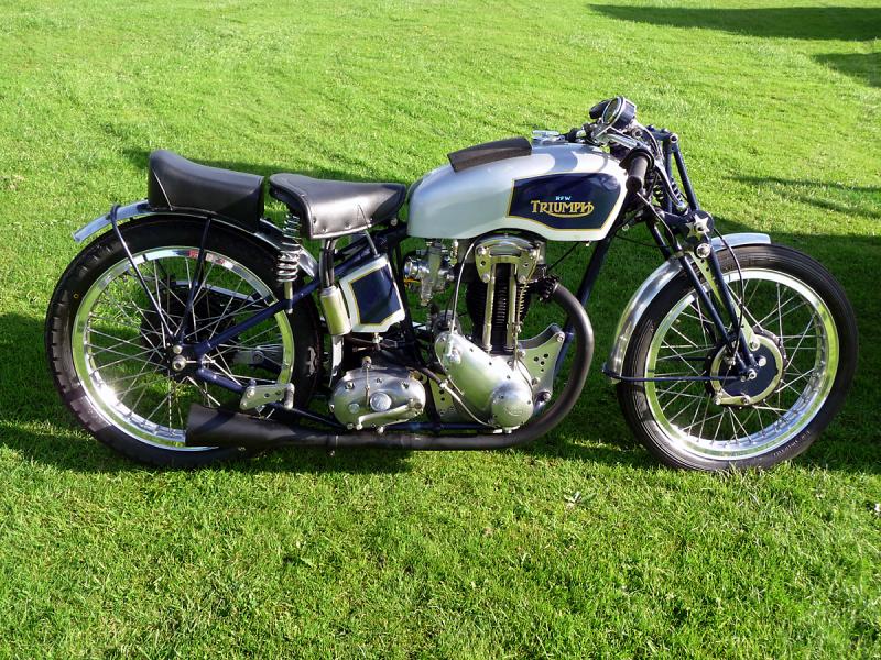 P1020300.JPG - Very attractive Triumph bobber spotted in the sprints pits.