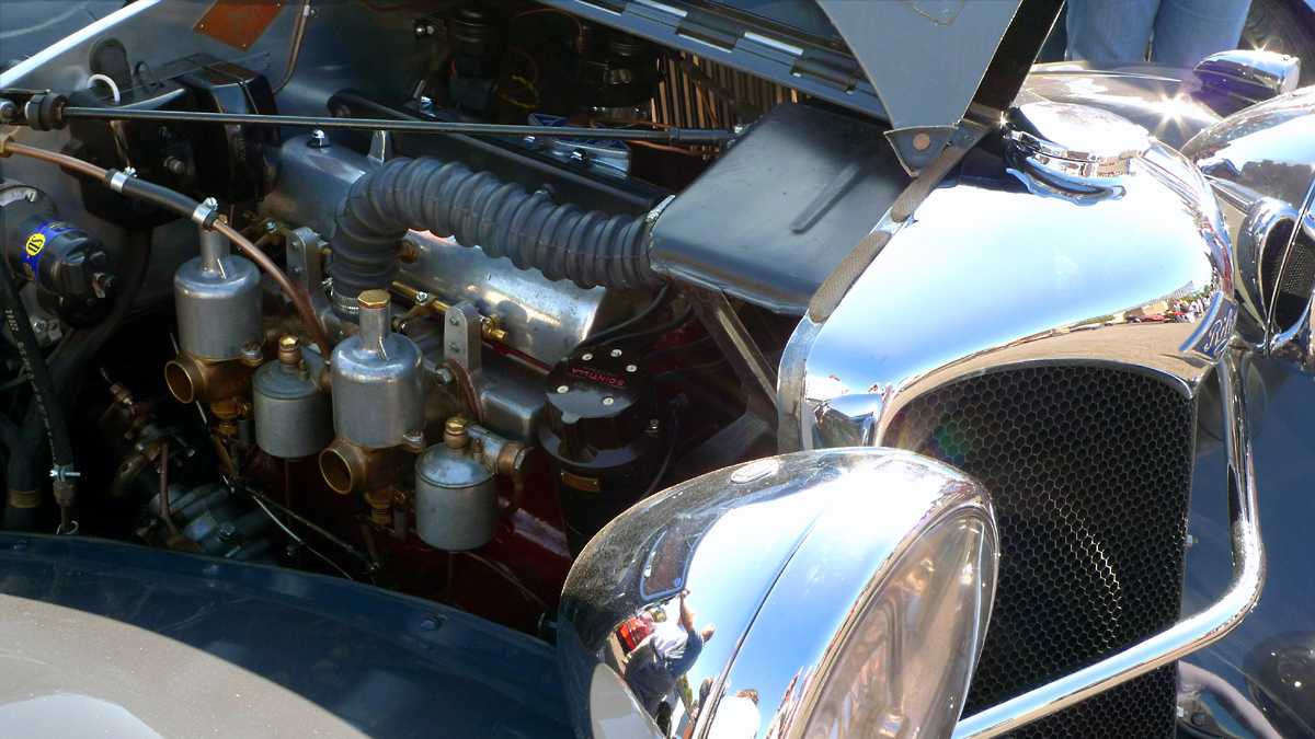 L1010124.JPG - There's a very interesting array of cars, from classics ...