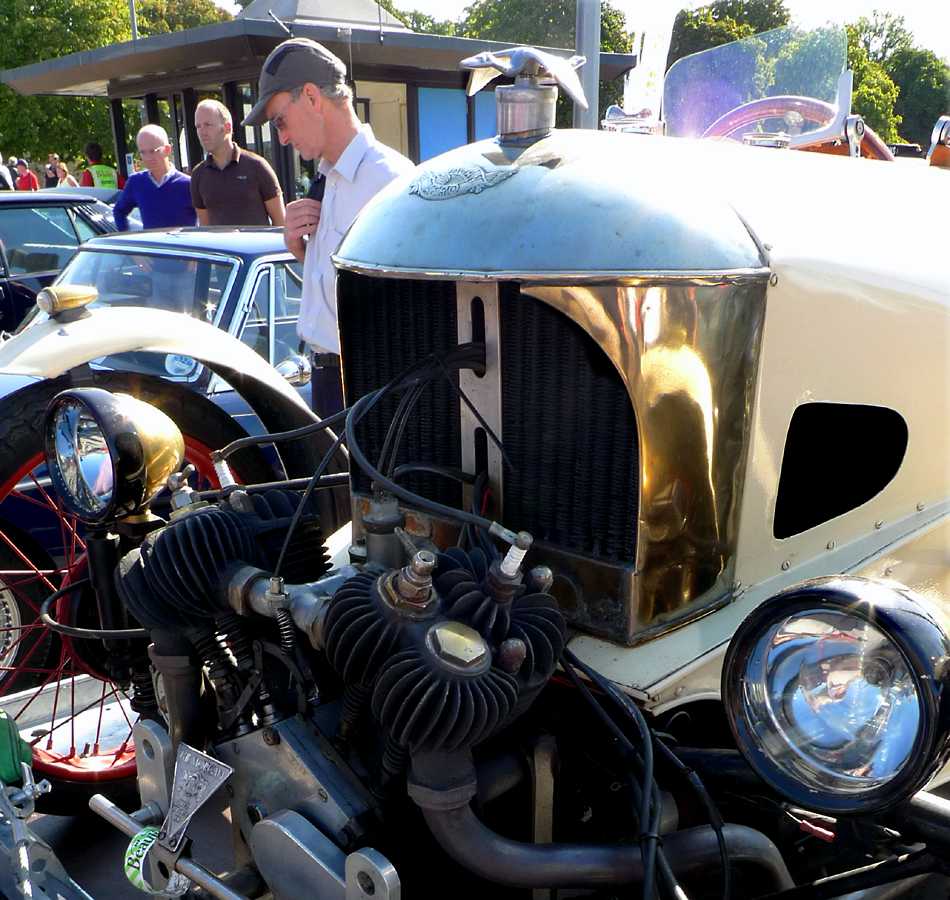 L1010133.JPG - An early Morgan Aero trike (it's not really that tall, it's on a trailer).