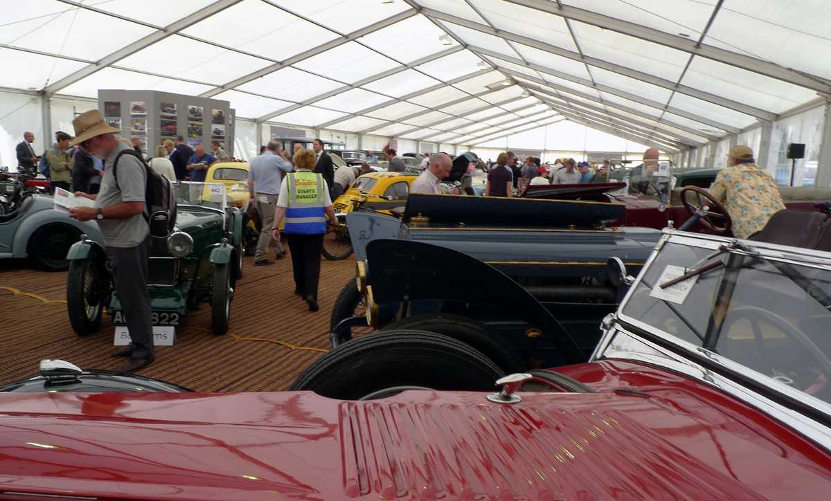 L1010142.JPG - The auction itself took place in this large tent.