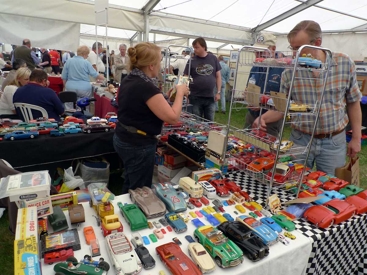 L1010183.JPG - Toys, lots of them, sold by many vendors. This lady had some of the nicest.