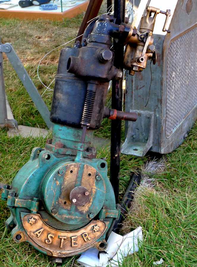 L1010187.JPG - Neat old motor, don't know if it runs, but I love the way it looks.