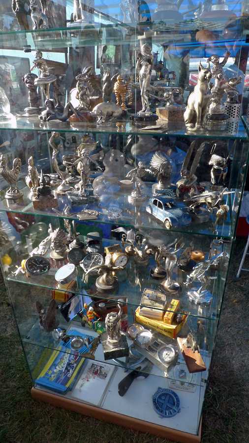 L1010189.JPG - More mascots, this time with some ceramics. The locked case says "expensive".