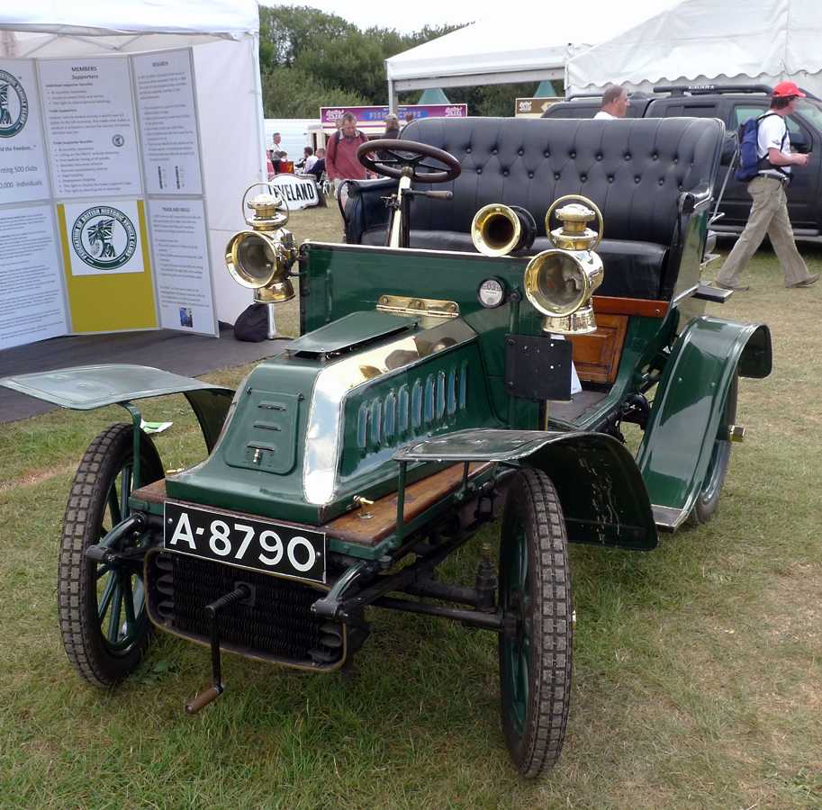 L1010220.JPG - This old renault was used as a prop for the Historic Car Club's stand.