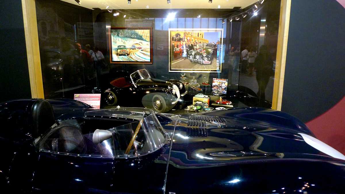 L1010245.JPG - Jaguar diorama in the National Motor Museum still on the grounds of Lord Montague's Beaulieu estate.