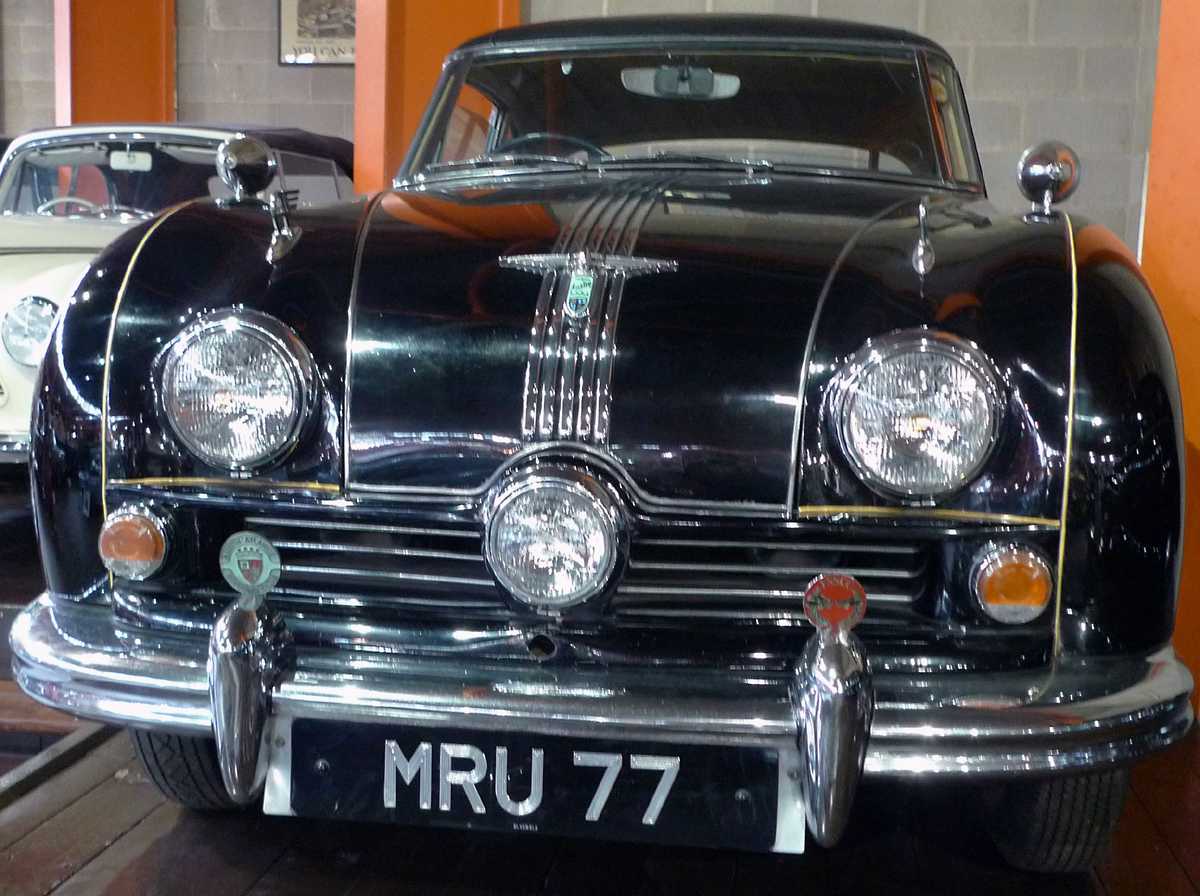 L1010249.JPG - You gotta love the underststed style sense  of the British.