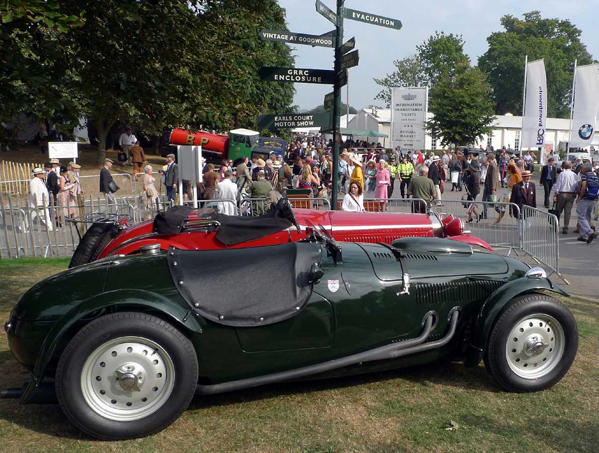 L1010665.JPG - A Fraser-Nash LeMans Replica and 1750 Zagato Alfa Romeo parked alongside the pedestrian crossroads.