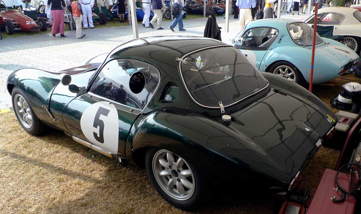 L1010900.JPG - A couple of Ginetta G4's. Very successful kit cars, Ginettas were fully capable of mixing it up with Lotus Elans, Alfas and other more expensive cars. And they still build them.