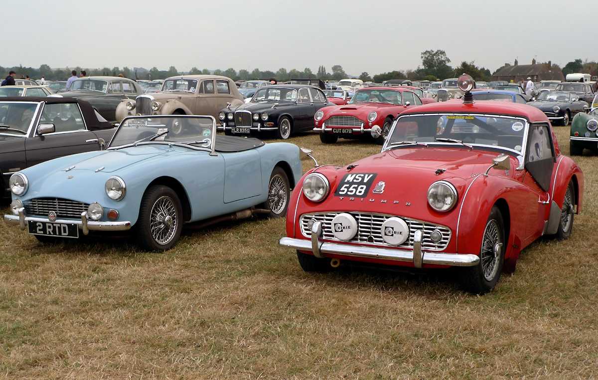 L1010936.JPG - On the right a rally equipped Triumph TR3, on the left a pretty nice Turner Mk.I. While somewhat popular as race cars, you never see Turners on the street over here.