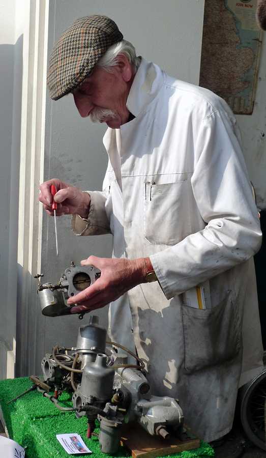 L1010851.JPG - This gent was rebuilding SU carburettors and explaining to one and all what he was doing and why.