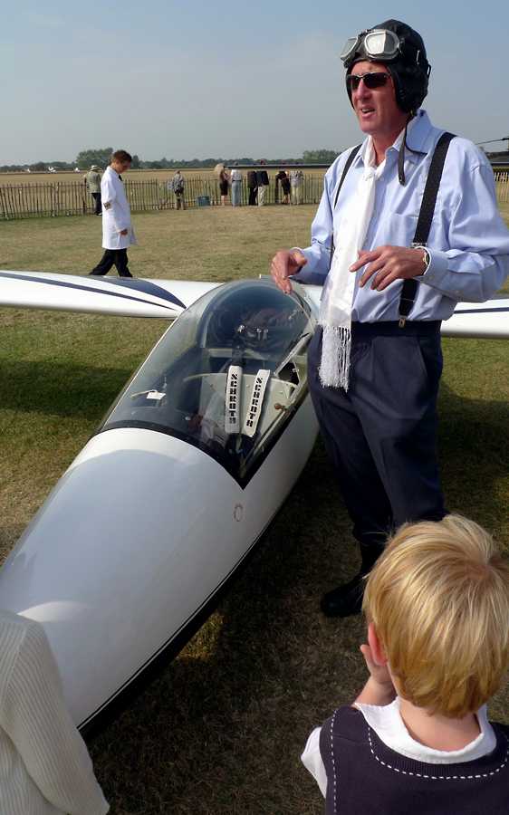 L1010915.JPG - This sailplane pilot just absolutely awed his young listener.