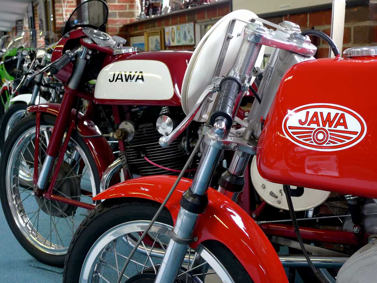 L1010555.JPG - Not all Jawas are functional commuters built for the masses in communist Czechoslovakia. There were some very competitive racers as well.