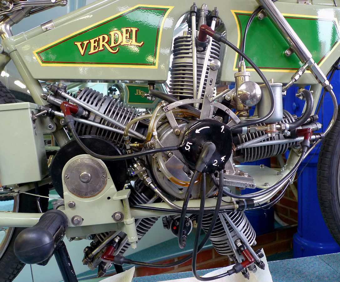 L1010565.JPG - Just look at that monster motor. No transmission, No suspension. Bicycle brakes. Airplane engine. Perfect!