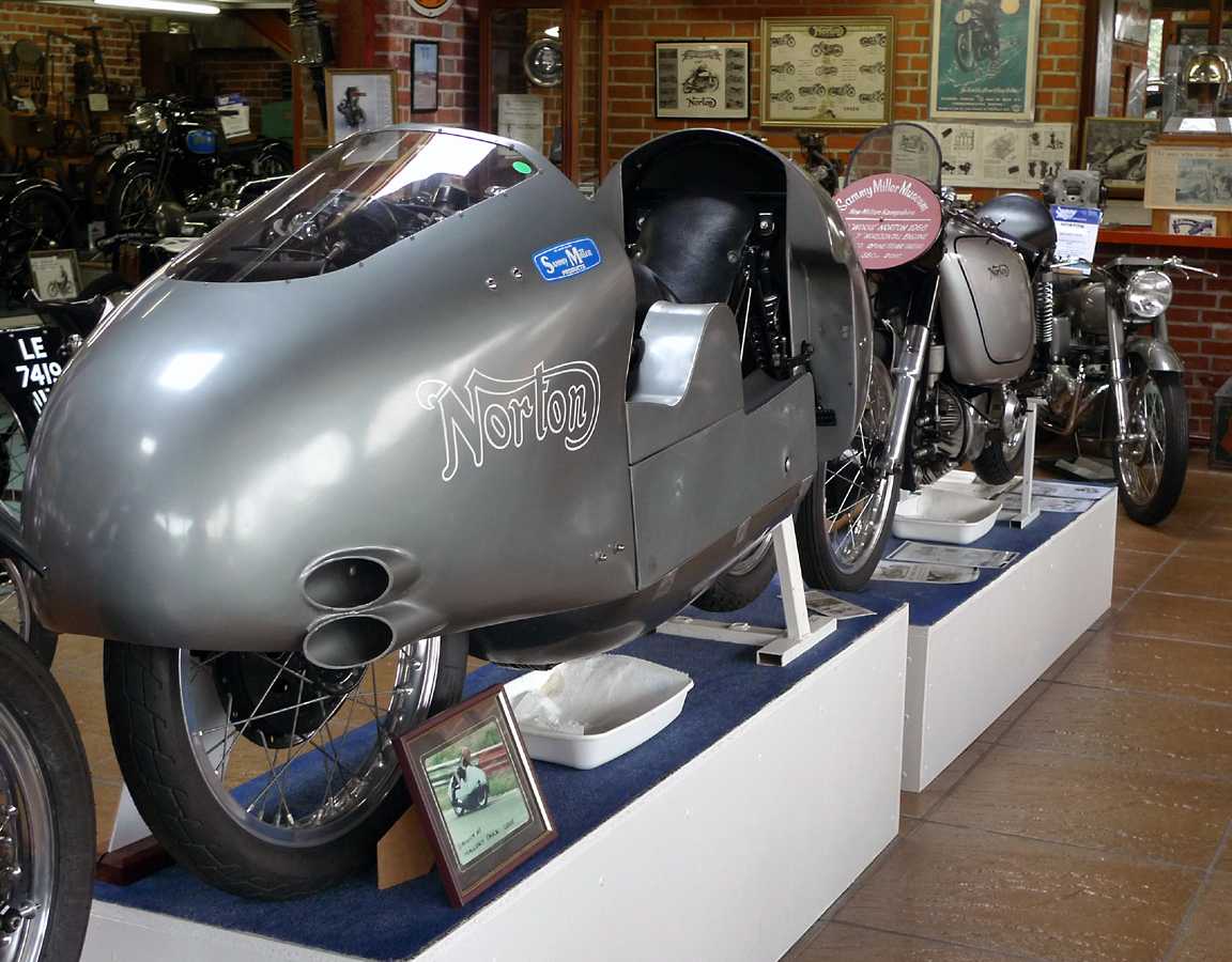 L1010594.JPG - 1953 Norton Silver Fish. Compare this ungainly "kneeler" with the sleek Italian competition.