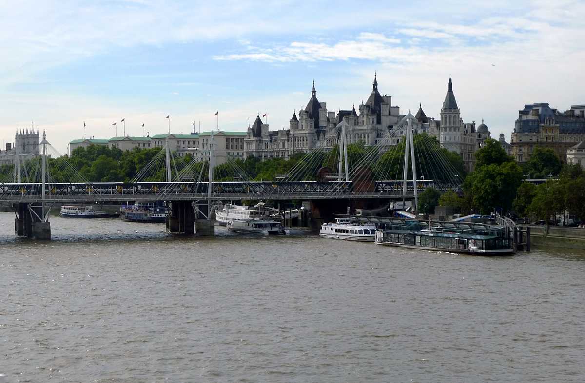 L1010979.JPG - Another bus shot. Neat bridge, I believe it's the crossing to Vauxhall.