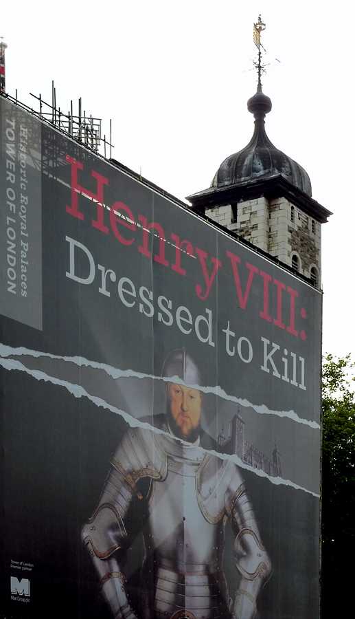 L1020102.JPG - The tour also stopped at the Tower of London. Old Hank had a special exhibit on display.