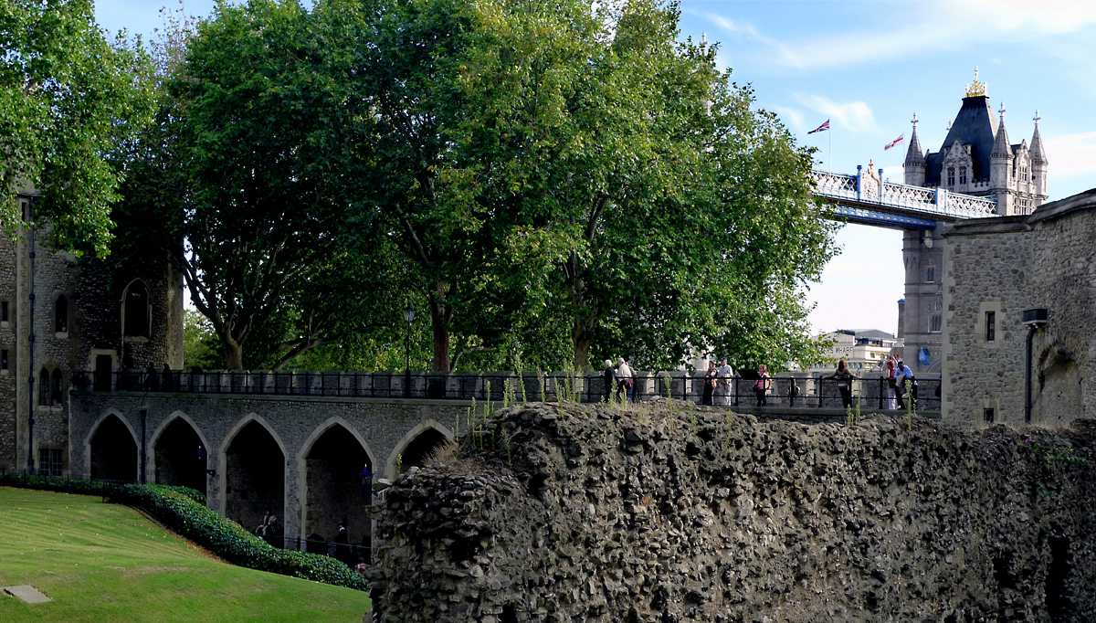L1020108.JPG - A glimpse of the London Bridge beyond the tower