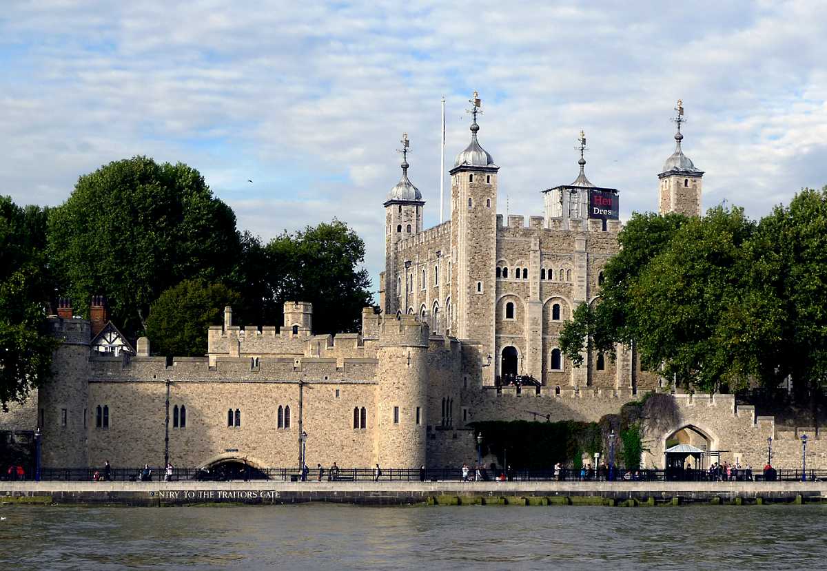 L1020126.JPG - The tower seen from the river.
