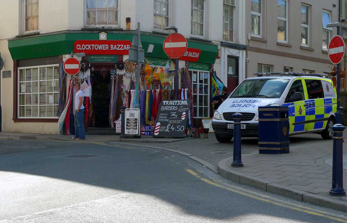 L1010422.JPG - The barber bazzar is under close scrutiny from the local force.