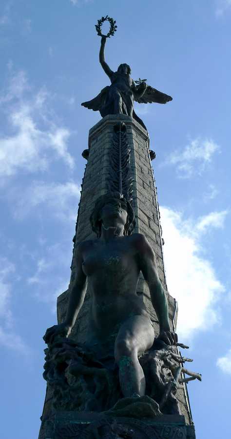 L1010442.JPG - A closer view of the monument detail.