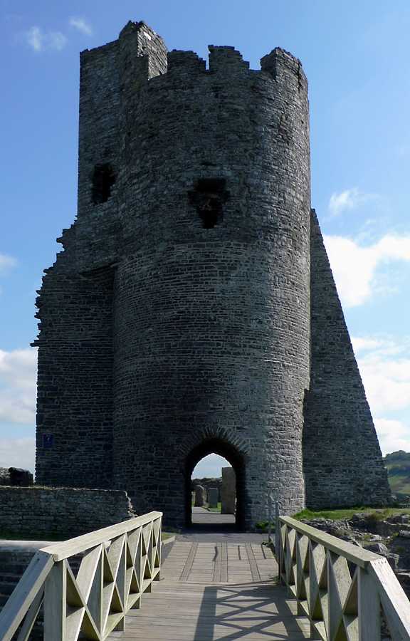 L1010443.JPG - It seems wherever you look there are castle ruins, this one had nicely tended grounds and great views.