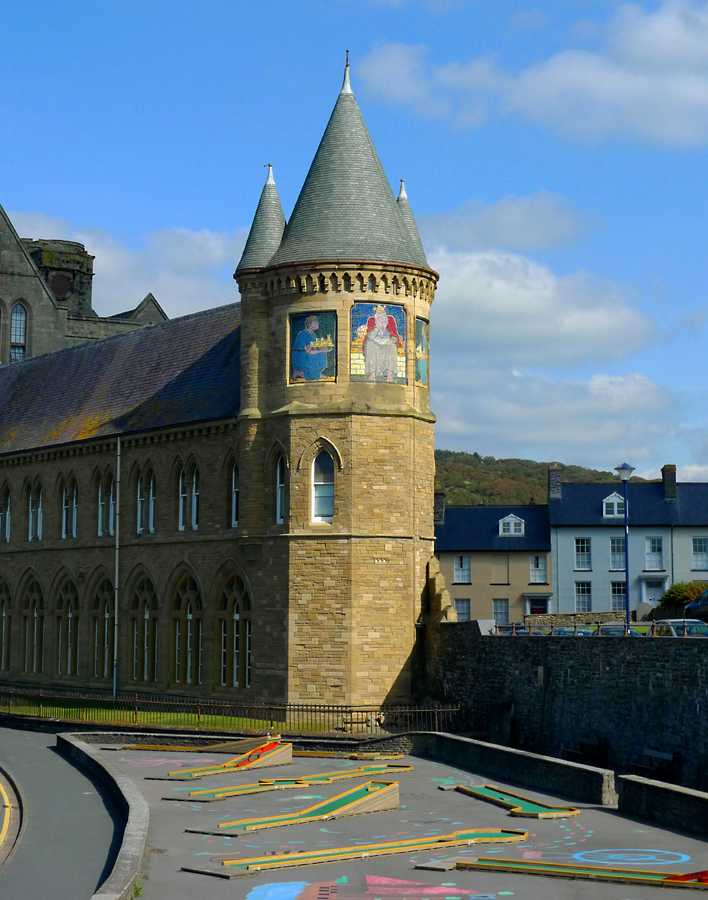 L1010452.JPG - A church with its own miniature golf course, now that's something you don't see every day.