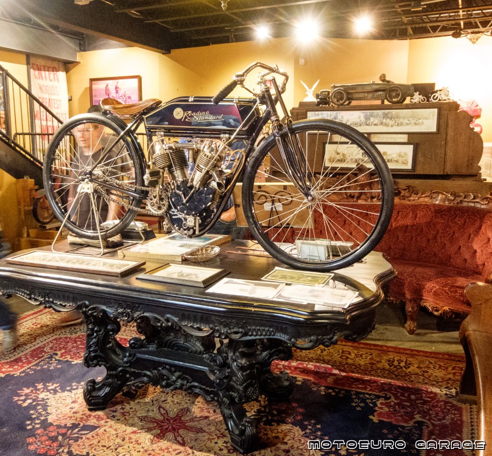 DSCF0623.jpg - Gorgeoud Reading Standard, note the beautiful antique table.